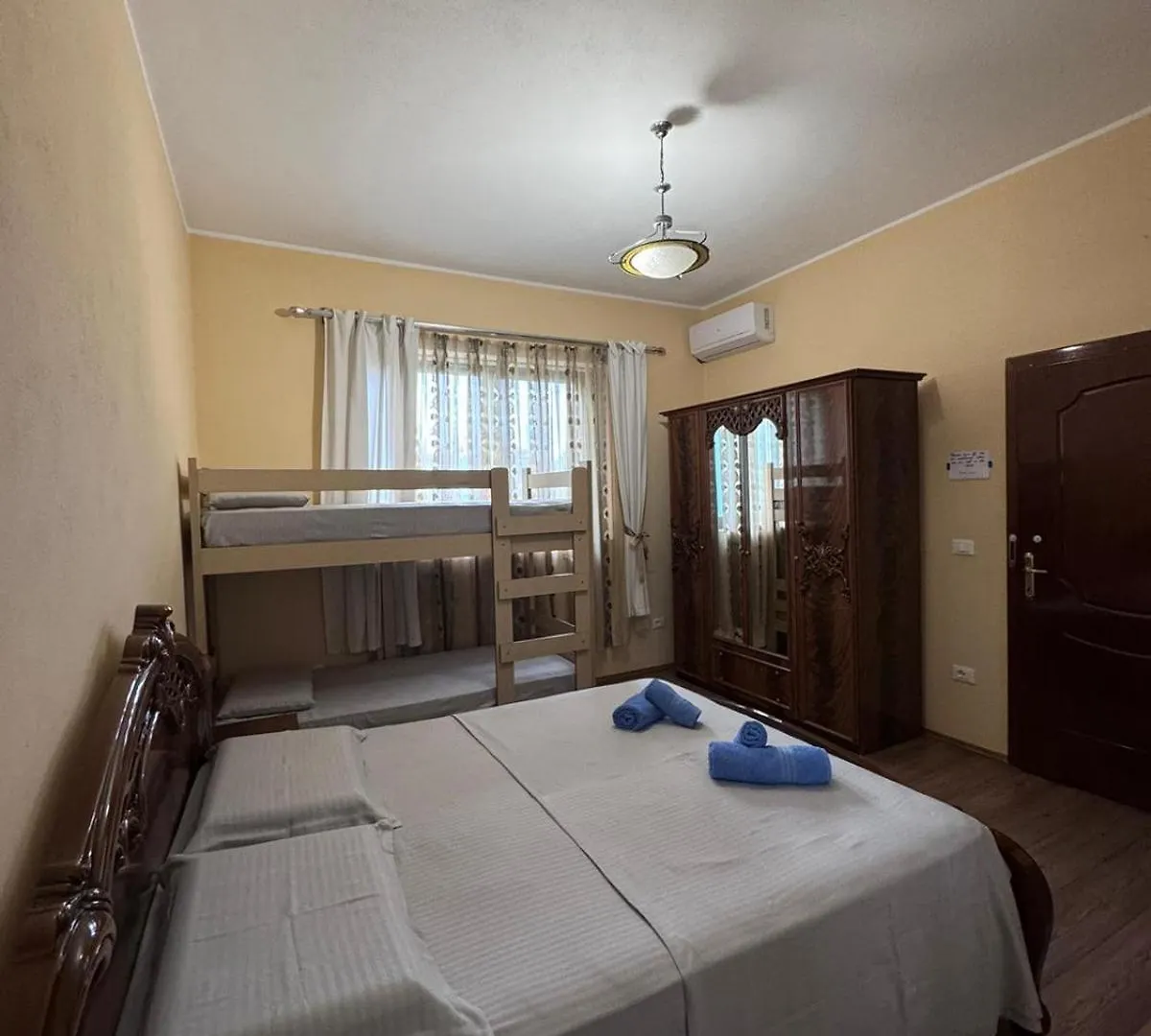 Blissful Hostel Шкодер